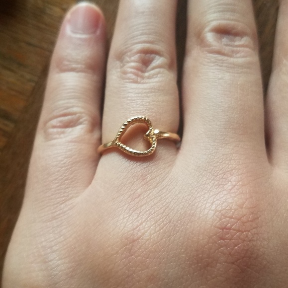 NWOT Beautiful Gold Heart Ring size 5.75 - Picture 9 of 11